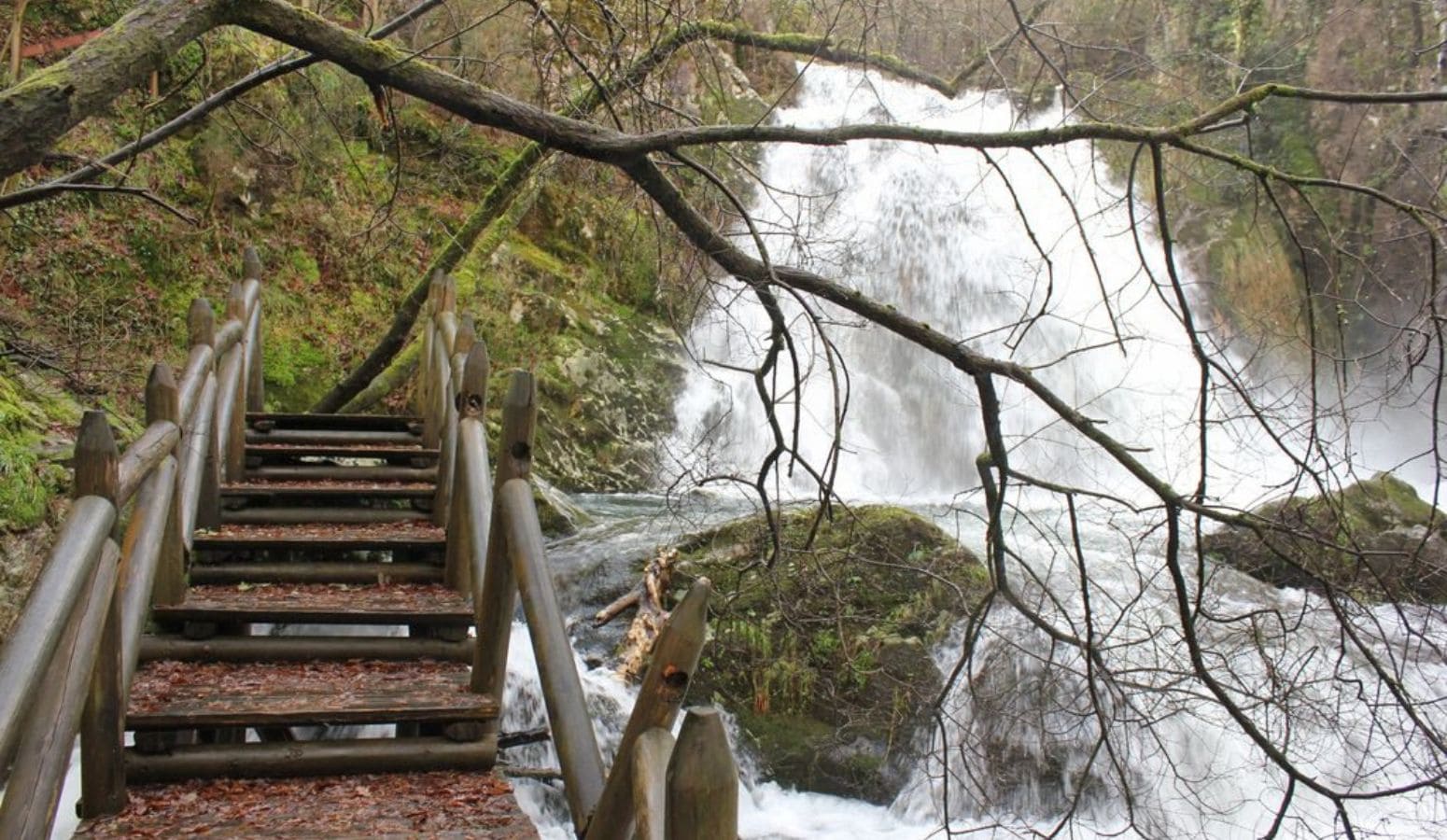 Aldea de Piedrafita y las Fervenzas de Parafita (cascadas)